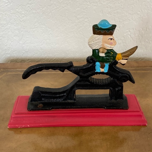 Vintage NUTCRACKER CAST IRON With Soldier Original Paint Nut Cracker - Picture 1 of 8